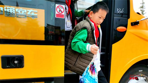 良莊鎮(zhèn)中心小學(xué)開通 3 輛校車 學(xué)生上下學(xué)安全又溫暖