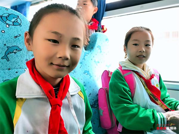 良莊鎮(zhèn)中心小學(xué)開通 3 輛校車 學(xué)生上下學(xué)安全又溫暖