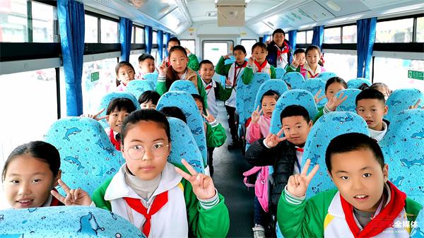 良莊鎮(zhèn)中心小學(xué)開通 3 輛校車 學(xué)生上下學(xué)安全又溫暖