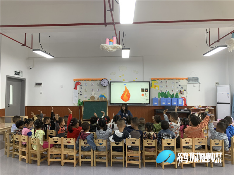 安全教育 牢記在心——黃金坳中心幼兒園開展應(yīng)急疏散演練 圖片33.jpg