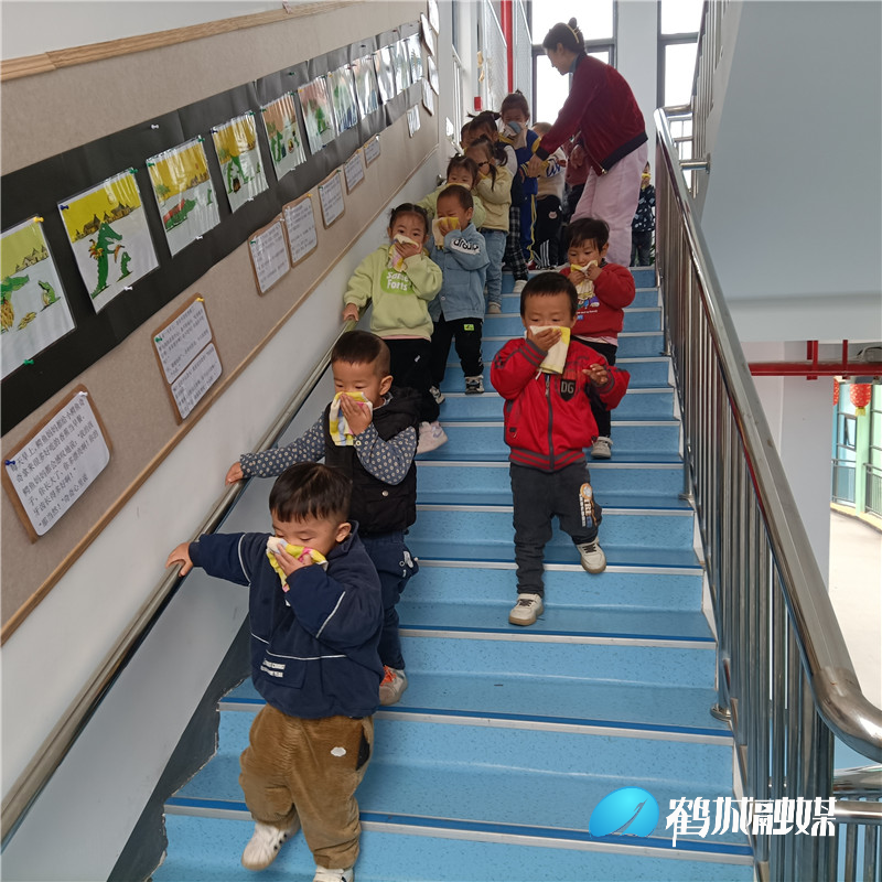 安全教育 牢記在心——黃金坳中心幼兒園開展應(yīng)急疏散演練 圖片35.jpg