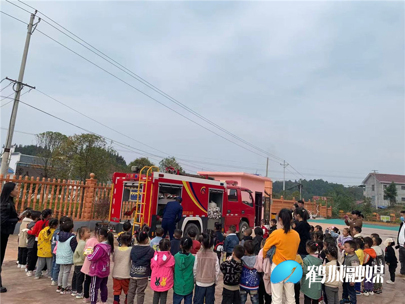 安全教育 牢記在心——黃金坳中心幼兒園開展應(yīng)急疏散演練 圖片36.jpg
