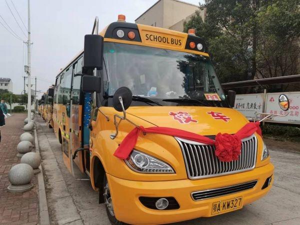 老區(qū)孩子不再擠“面的”上下學(xué)了，江夏山坡街偏遠(yuǎn)村灣開(kāi)來(lái)了“大鼻子”校車(chē)