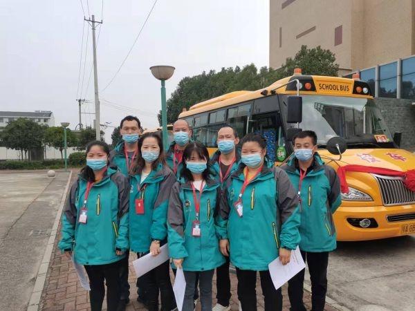 老區(qū)孩子不再擠“面的”上下學(xué)了，江夏山坡街偏遠(yuǎn)村灣開(kāi)來(lái)了“大鼻子”校車(chē)