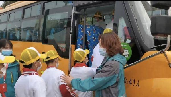 老區(qū)孩子不再擠“面的”上下學(xué)了，江夏山坡街偏遠(yuǎn)村灣開(kāi)來(lái)了“大鼻子”校車(chē)