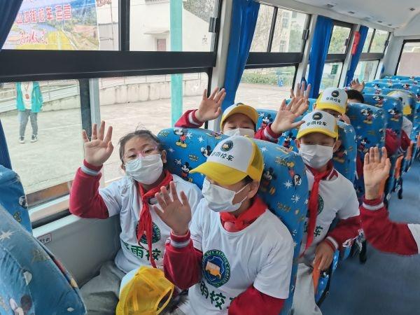 老區(qū)孩子不再擠“面的”上下學(xué)了，江夏山坡街偏遠(yuǎn)村灣開(kāi)來(lái)了“大鼻子”校車(chē)