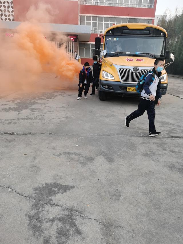 桓臺周家中學(xué)校車應(yīng)急逃生疏散演練報道/ 桓臺周家中學(xué)校車應(yīng)急逃生疏散演練報道