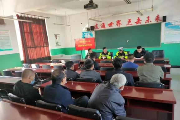 教育培訓(xùn)︱隆化交警大隊開展校車駕駛?cè)税踩窘逃嘤?xùn) 教育培訓(xùn)︱隆化交警大隊開展校車駕駛?cè)税踩窘逃嘤?xùn)