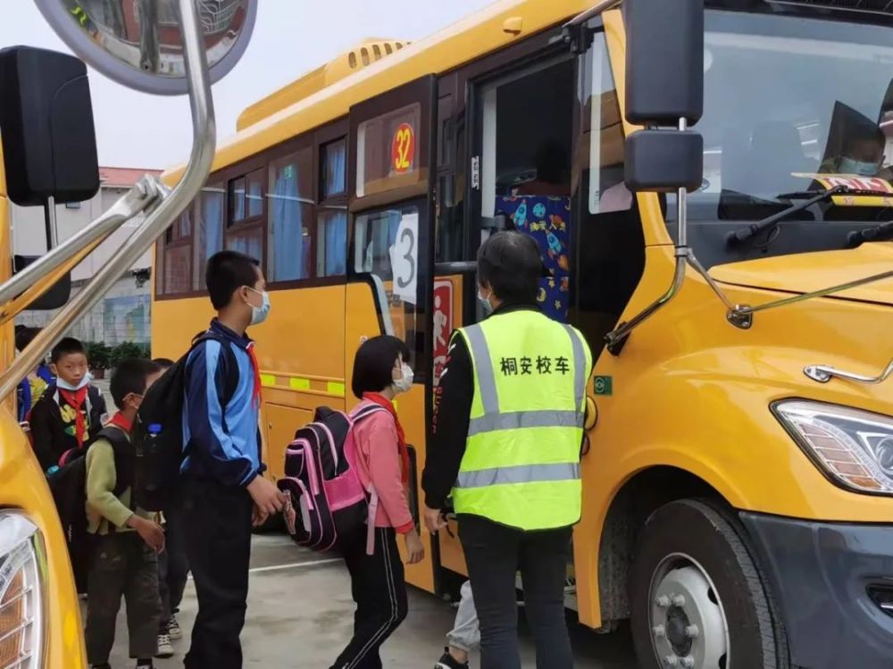 記者跟拍！佛岡新校車“入鎮(zhèn)到村”后…