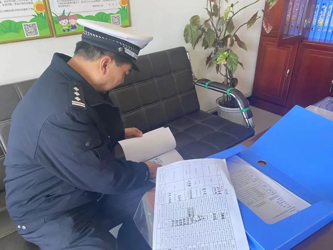 校車安全不容忽視 交警三大隊(duì)走進(jìn)轄區(qū)幼兒園