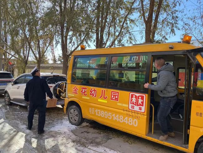校車安全不容忽視 交警三大隊(duì)走進(jìn)轄區(qū)幼兒園