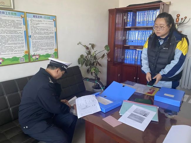 校車安全不容忽視 交警三大隊(duì)走進(jìn)轄區(qū)幼兒園