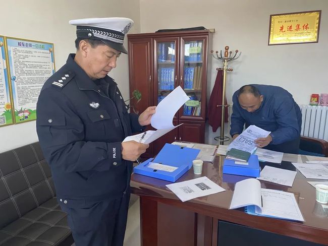 校車安全不容忽視 交警三大隊(duì)走進(jìn)轄區(qū)幼兒園