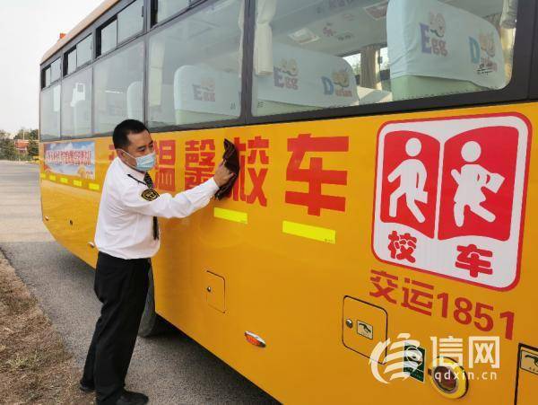 安全行駛6萬公里 首席校車駕駛員為“未來”一路護(hù)航 安全行駛6萬公里 首席校車駕駛員為“未來”一路護(hù)航