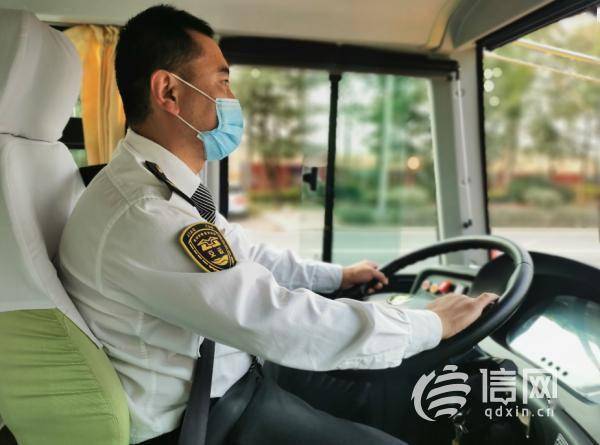 安全行駛6萬公里 首席校車駕駛員為“未來”一路護(hù)航 安全行駛6萬公里 首席校車駕駛員為“未來”一路護(hù)航