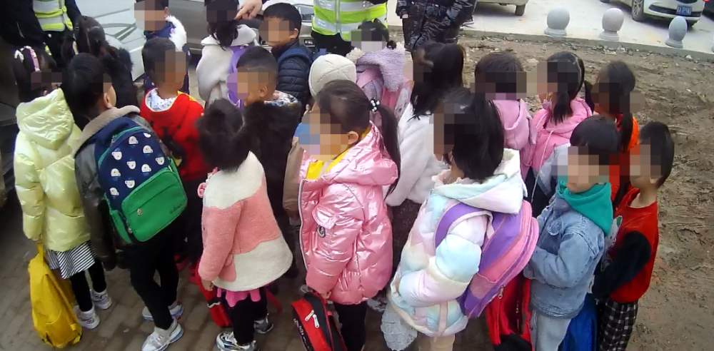 “黑校車”超員133.3％！司機(jī)被刑拘，罰2萬多?。胤ㄖY平安行