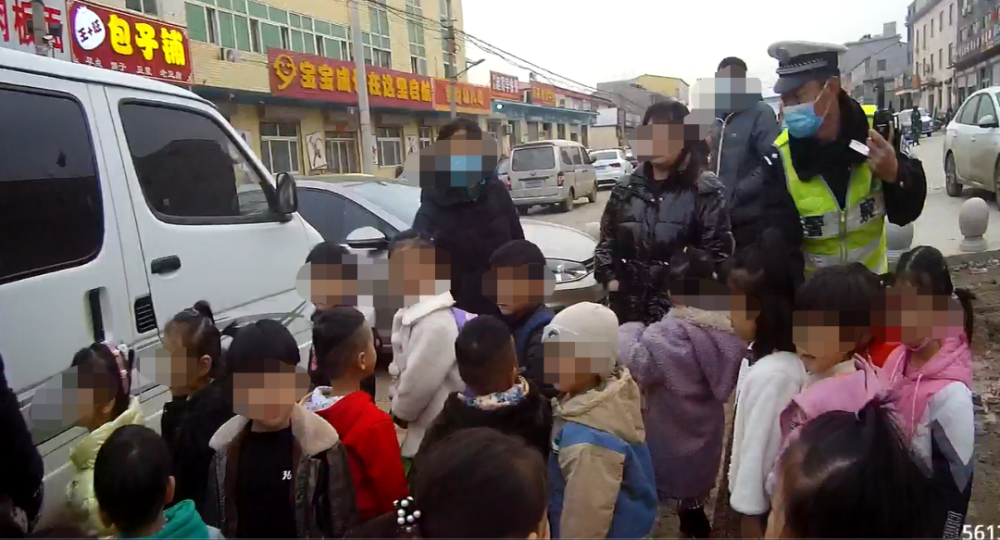 “黑校車”超員133.3％！司機(jī)被刑拘，罰2萬多?。胤ㄖY平安行