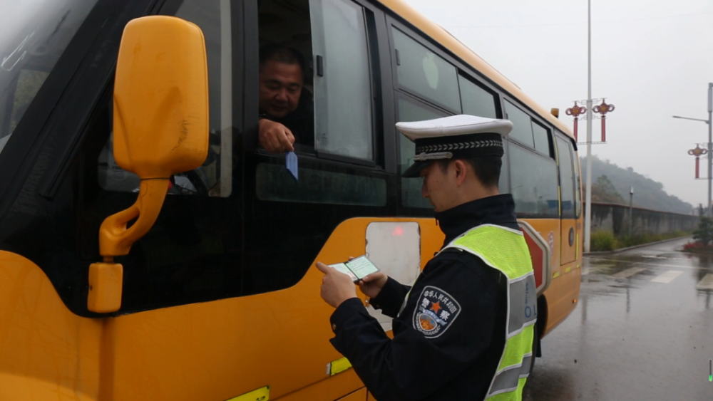 擰緊校車“安全閥” 擰緊校車“安全閥”