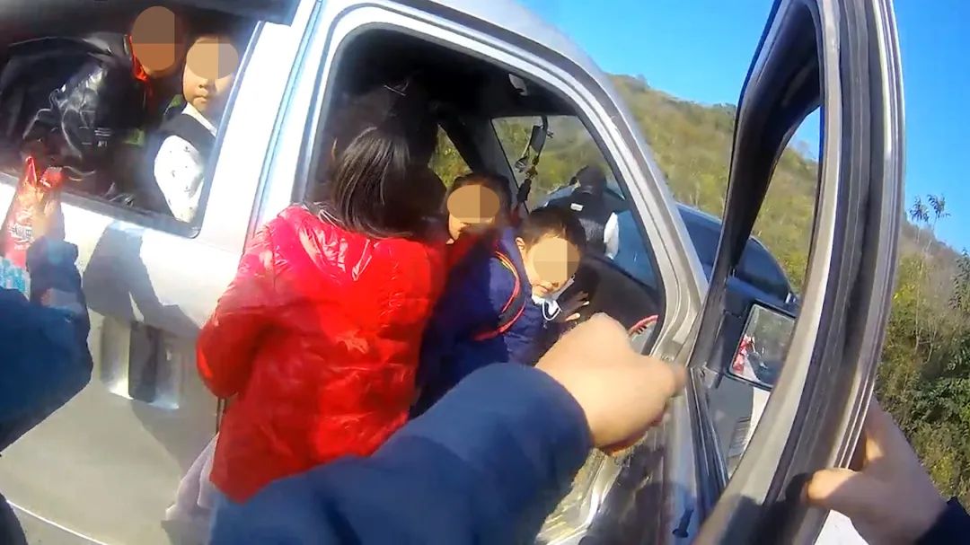 又見黑校車！小小面包車“塞”進25人……