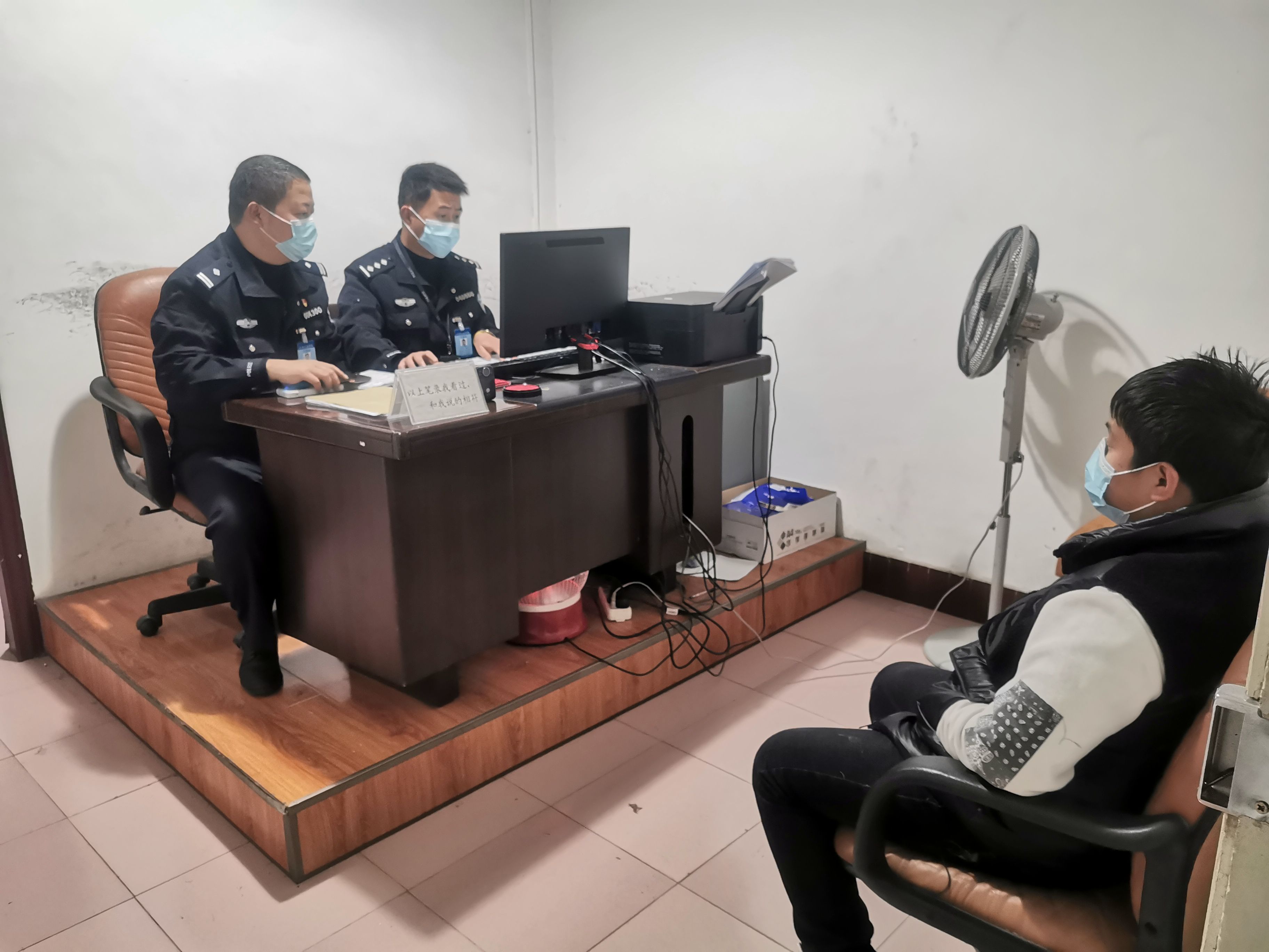 又見黑校車！小小面包車“塞”進25人……