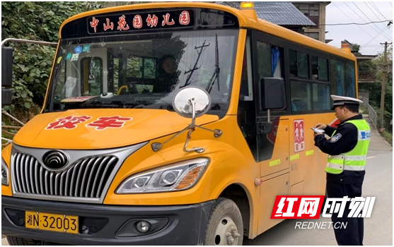 洪江區(qū):擰緊校車“安全閥” 1637196568(1).jpg