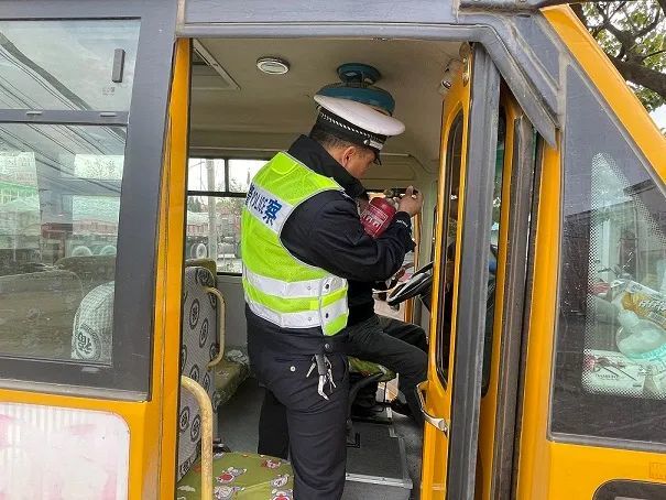 六安公安交警走進木廠中心校 開展校車駕駛員安全培訓(xùn)