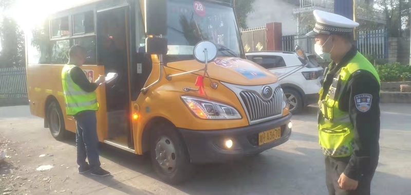 鸕鶿渡鎮(zhèn)：校車突擊“體檢” 保學(xué)生上下學(xué)平安