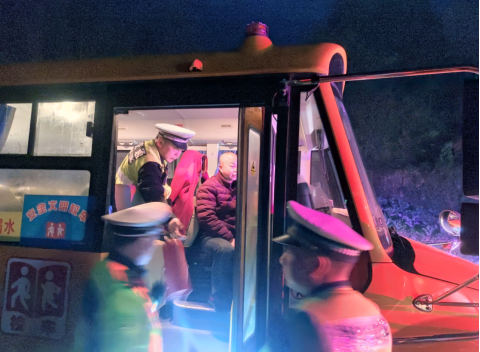沾溪鎮(zhèn)：聯(lián)合執(zhí)法嚴(yán)查校車 守一方學(xué)生通行安全