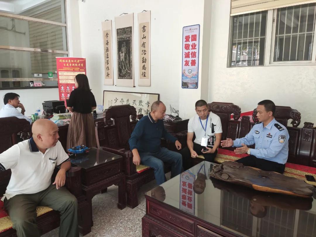 安全無小事！潮南交警走進(jìn)這所學(xué)校開展校車安全檢查和校車司機(jī)安全宣傳教育