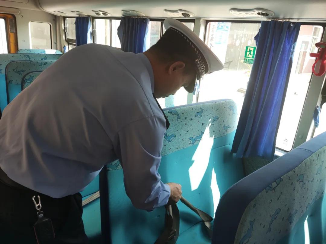 安全無小事！潮南交警走進(jìn)這所學(xué)校開展校車安全檢查和校車司機(jī)安全宣傳教育