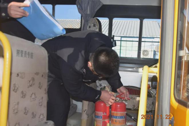 滄州一縣交警嚴(yán)查校車 保障學(xué)生安全