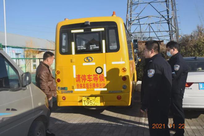 滄州一縣交警嚴(yán)查校車 保障學(xué)生安全