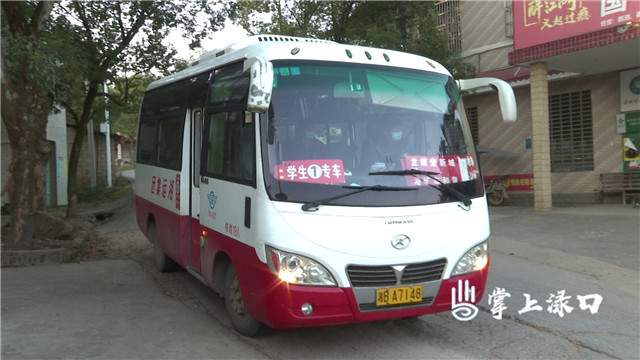 區(qū)領(lǐng)導(dǎo)督查鄉(xiāng)鎮(zhèn)學(xué)校安全管理工作