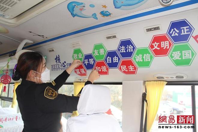 膠州溫馨校車打造“文明城市你我共建”流動課堂