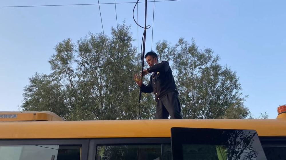 電纜下墜阻礙交通 溫馨校車司機迅速清障