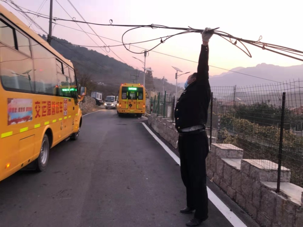 電纜下墜阻礙交通 溫馨校車司機迅速清障