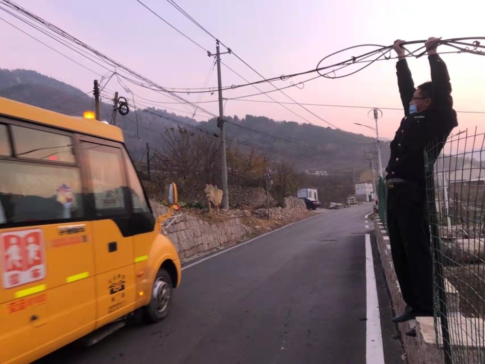 電纜下墜阻礙交通 溫馨校車司機迅速清障