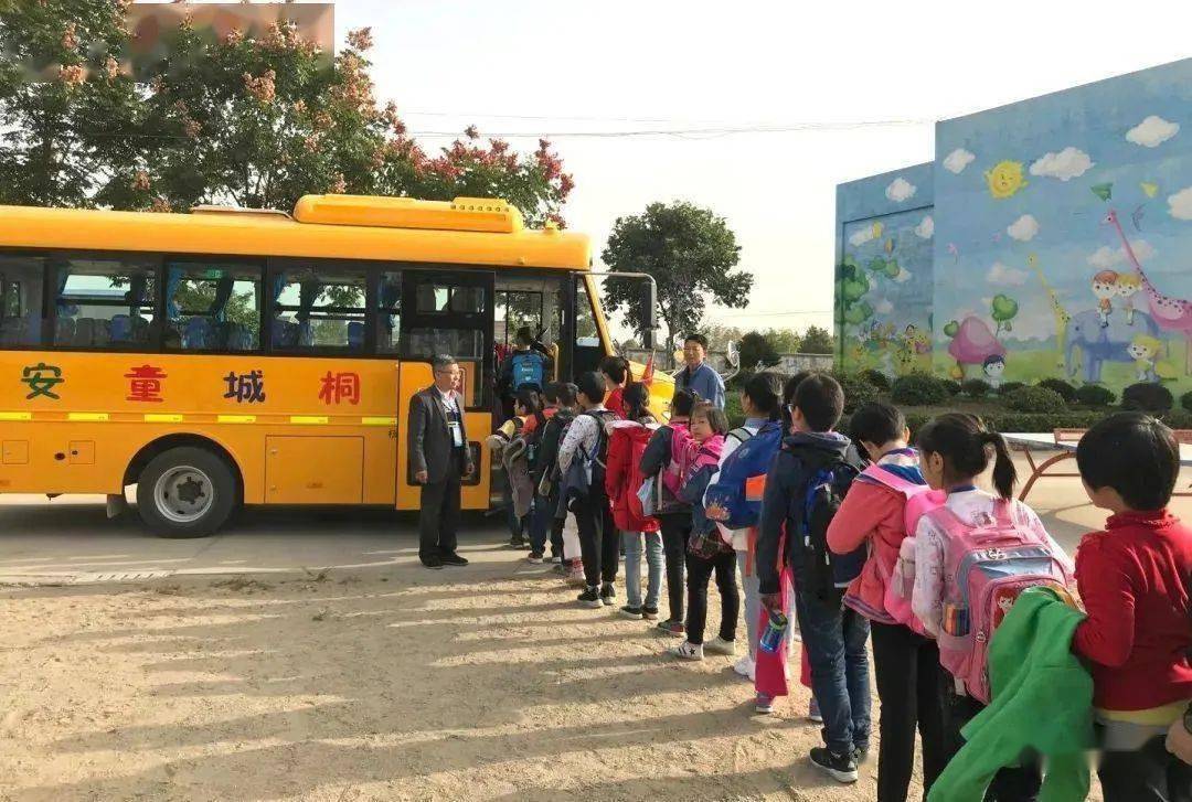 加固校車“安全鏈” 平安學(xué)生上學(xué)路