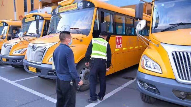 堅(jiān)決打擊“黑校車”，東莞沙田鎮(zhèn)開展校車安全聯(lián)合檢查行動