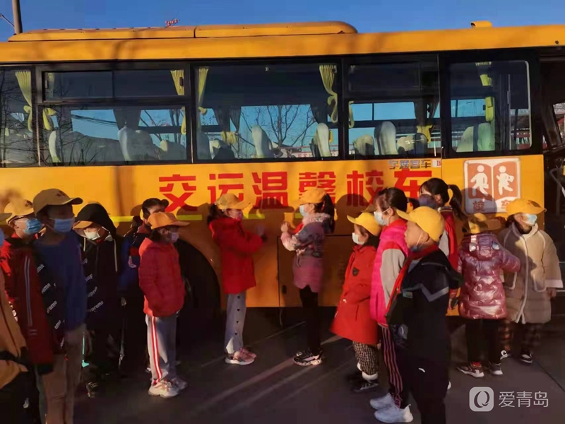 【交運黃島溫馨校車】傳統(tǒng)文化進車廂，歡聲笑語學(xué)禮儀