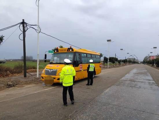 新野公安：交警大隊開展冬季校車專項整治活動