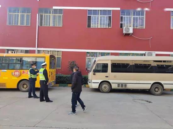 新野公安：交警大隊開展冬季校車專項整治活動