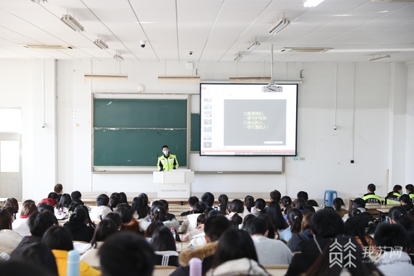 檢查校車安全，提高學生安全意識……南京交警走進大學校園