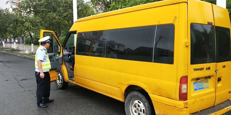 三明一校車嚴(yán)重超載，核載6人的車?yán)锞谷粩D了12人