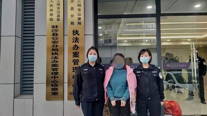 三明一校車嚴(yán)重超載，核載6人的車?yán)锞谷粩D了12人