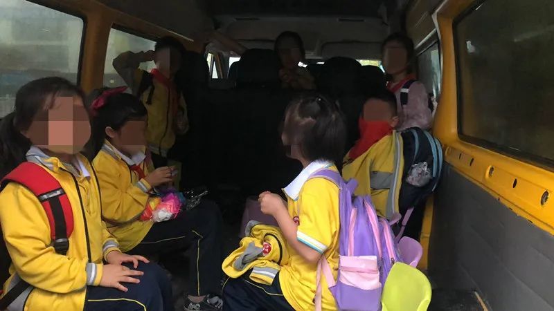 三明一校車嚴(yán)重超載，核載6人的車?yán)锞谷粩D了12人