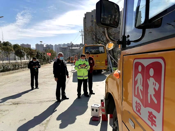 丹江口：六里坪鎮(zhèn)轄區(qū)校車大排查 隱患早排除