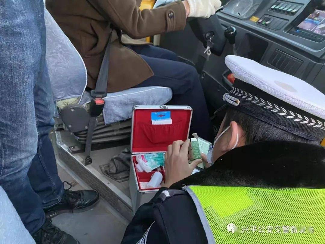 【興平交警】學(xué)期末開展校車安全檢查，筑牢安全防線