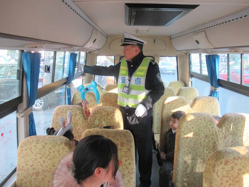 常德公安交警直屬二大隊：嚴(yán)查校車安全 筑牢平安上學(xué)路