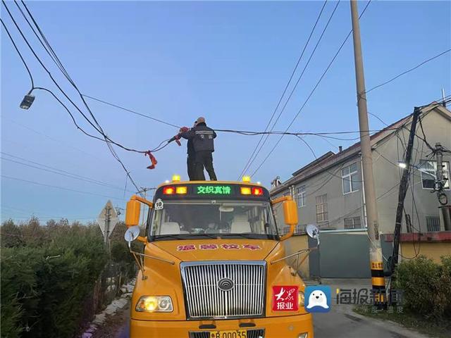 交運(yùn)黃島溫馨校車上學(xué)路遇“攔路虎”校車駕駛員“徒手擒”